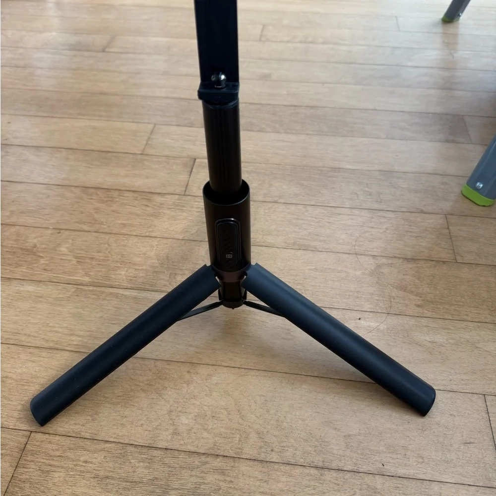 Mobile Bluetooth tripod